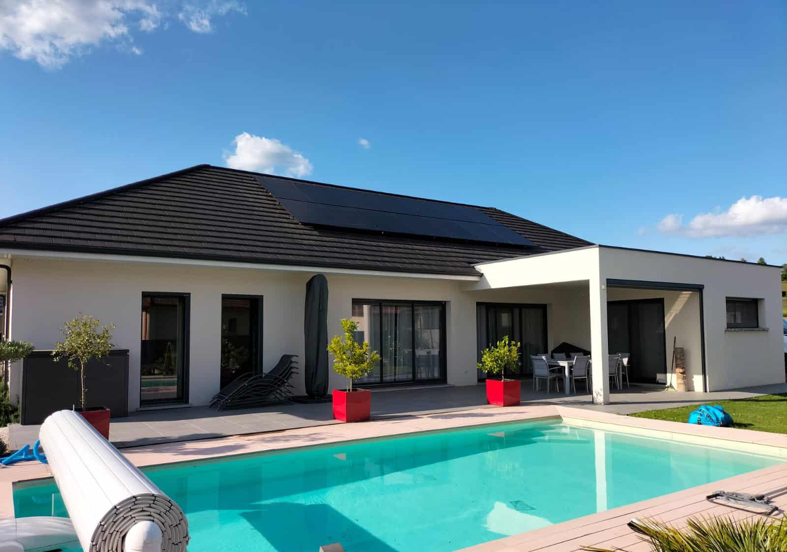 Toiture de maison contemporaine avec panneaux photovoltaïques noirs installés par TP-MG ENERGIES